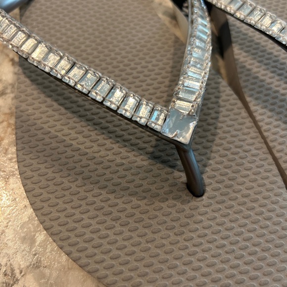 Women Old Navy Gray Flip Flops Jewel Like Accents Size 8 - Picture 9 of 9